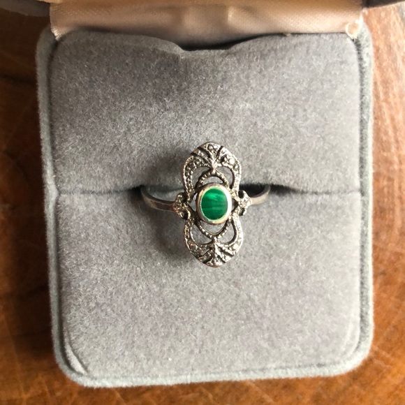Vintage Silver and Green Ring - Picture 2 of 8